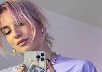 FOTO: Zangeres Maan deelt pikant kiekje in bikini vanaf haar strandbedje