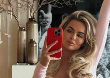 FOTO’S: Sarah van Soelen deelt spiegelfoto in een iets te korte jurk