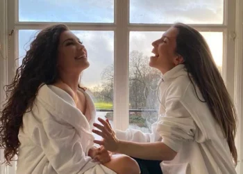 VIDEO: Xelly en Yolanthe Cabau hebben het maar al te gezellig tijdens werk