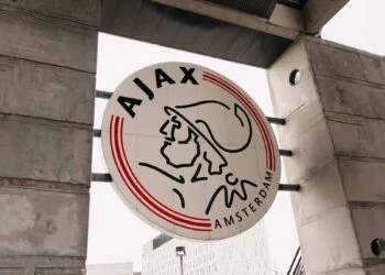 FINANCE: Mocht Alex Kroes €425.000 euro aan aandelen van Ajax in bezit hebben als CEO?