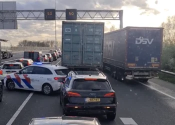 VIDEO: Politieagente vast in ongekend druk verkeer, terwijl dringend noodgeval nabij is