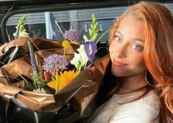 FOTO: Amy Vol van OG3NE deelt gewaagde spiegelfoto in beha