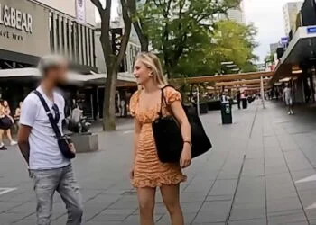 VIDEO: Meisje doet onderzoek naar straatintimidatie: ”Zullen we elkaar leren kennen?”