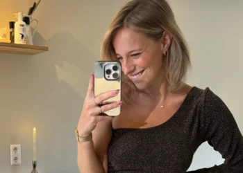 FOTO: Dee van der Zeeuw deelt zomerse spiegelfoto in bikini