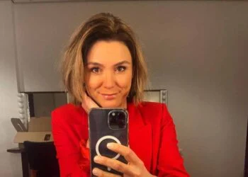 FOTO’S: Presentatrice Evi Hanssen straalt in haar nieuwe rode badpak