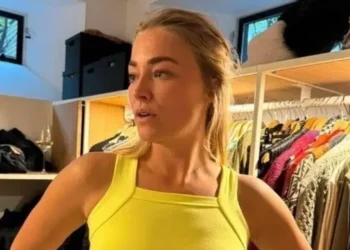 FOTO: Geraldine Kemper verkoopt oude trui waarin ze het zichtbaar koud heeft