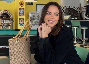 FOTO: Indigo Oord viert haar verjaardag met een gewaagde selfie vanuit de badkamer