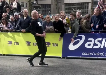 VIDEO: 82-jarige man steelt de show met deelname aan de marathon in Rotterdam