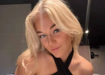 FOTO: Marijn Kuipers en vriendin delen foto in een nogal opvallende positie