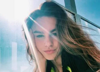 FOTO’S: Brugklas-actrice May Hollerman deelt een spiegelfoto in haar nieuwe badpak