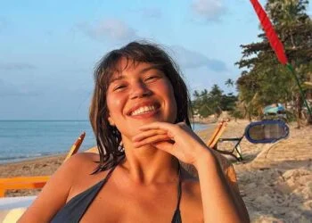 FOTO: Zangeres Meau geniet van een zonnig oord in een iets te kleine bikini