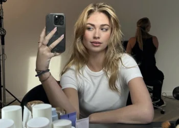 FOTO’S: Roxy Dekker deelt foto zonder topje voor nieuwe single ‘Suggardaddy’