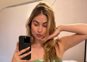 FOTO: Roxy Dekker skipt trui en kiest voor een kort jurkje op Koningsdag