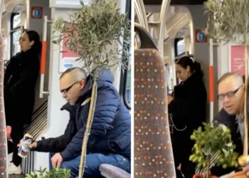 VIDEO: Man in de tram gaat volledig door het lint en zit mede-passagiers dwars