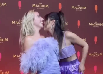 VIDEO: Monica Geuze en Iris Enthoven hebben het wel héél gezellig op de rode loper