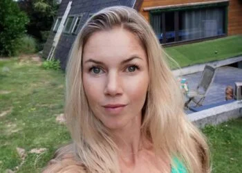 FOTO: Anouk Hoogendijk showt sportieve body aan het rand van het zwembad