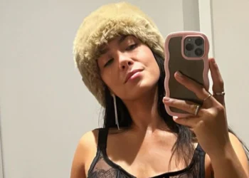 FOTO’S: Moïse Trustfull hijst zich in een roze badpak