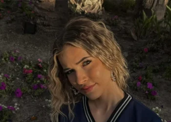 FOTO: Jade Anna komt bij in bikini na een week feesten op Coachella Festival in Californië