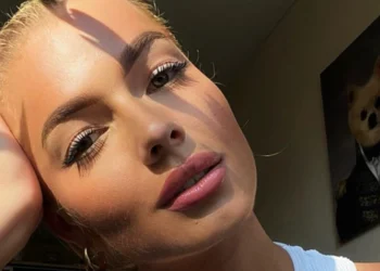 FOTO’S: De Bachelor-deelneemster Josephine van Rooijen deelt gewaagde foto’s in strakke witte jurk