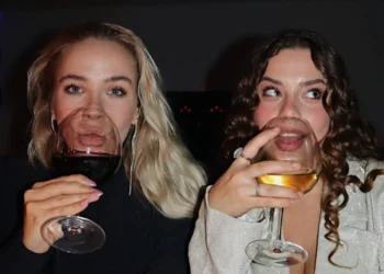 FOTO: Juultje Tieleman deelt foto van zusje Fee terwijl ze met decolette in bed ligt