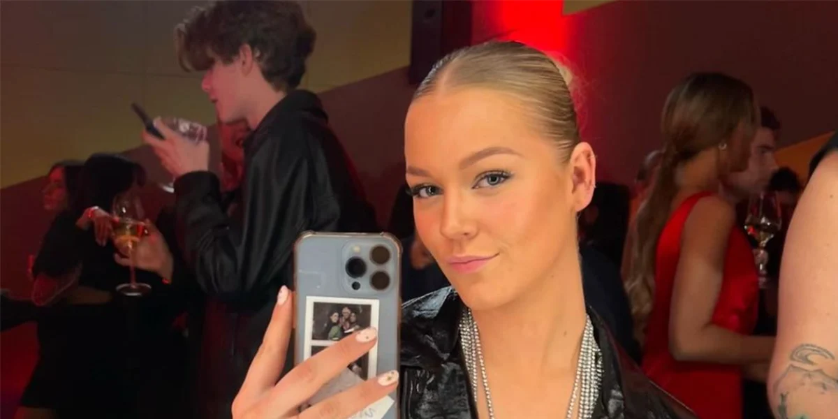 FOTO'S: Marijn Kuipers deelt spannende spiegelfoto in diep uitgesneden jurk