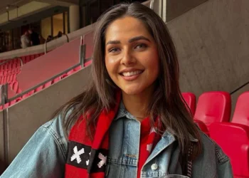 FOTO’S: Marlou Winkler is de enige die de Ajax-supporters nog een beetje vrolijk maakt