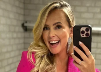 FOTO: Monique Smit deelt uitdagende spiegelfoto met openstaand vestje