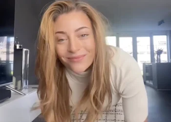 FOTO: Amy Vol van OG3NE deelt een selfie in een wel érg sportief pakje