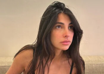 FOTO: Anna Nooshin straalt in Amsterdam: Foto in kort zwart topje gaat viral