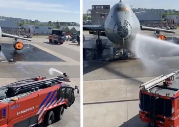 VIDEO: De crashtender mag lag los op een fikkend vliegtuig