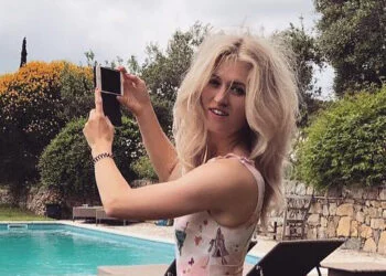 FOTO: Britt Dekker maakt fans blij met foto in een mini-bikini