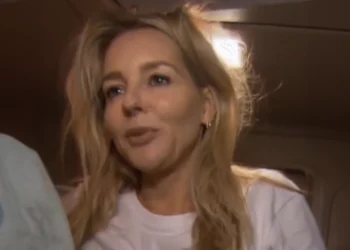 VIDEO: Chantal Janzen heeft het zichtbaar koud in een intiem ochtendmoment