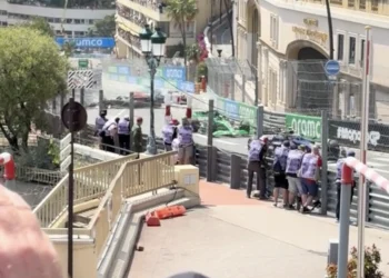 VIDEO: Toeschouwers filmen bizar harde crash Sergio Perez in Monaco vanaf de tribune