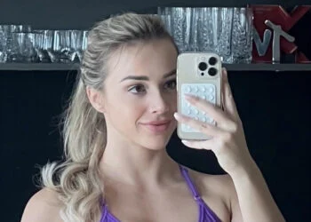 FOTO: Emma Heesters deelt een gewaagde spiegelselfie in een kleine sportbeha