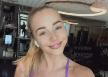 VIDEO: Emma Heesters rent op de loopband in een loszittend sportbeha