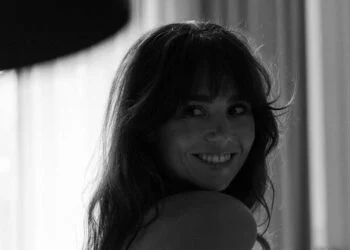 FOTO: Gwen van Poorten viert ‘mooiste vrouw van het jaar’ award met speelse foto