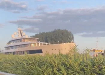 TOFFE BEELDEN: 83 meter lang mega jacht vaart door Gouda