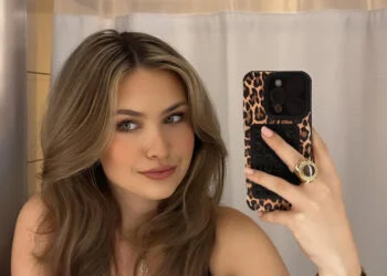 FOTO: Joy Bosz deelt spiegelselfie in haar Insta story en laat weinig aan de verbeelding over