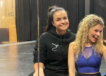 FOTO: Julia Boschman (van K3) verrast fans met kleedkamerfoto in biggetjes outfit