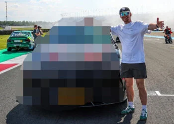 BEELDEN: Enzo Knol haalt het doek van zijn nieuwe Lamborghini Urus Mansory