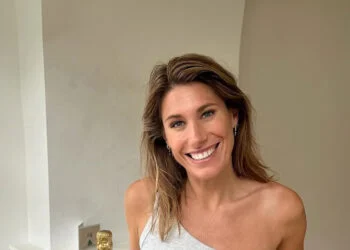 FOTO’S: Nieuwslezeres Malou Petter viert nieuwe woning met foto’s in een kort shirtje