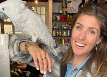 FOTO: Marieke Elsinga schommelt in bikini op een onbewoond eiland