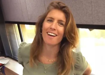 FOTO’S: Marieke Elsinga schittert in jurk die haar vormen prachtig accentueren