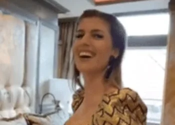 VIDEO: Beelden van Marieke Elsinga gaan opnieuw viral door een opvallend decolleté