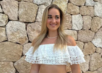 FOTO: Melanie Latooy (zusje Gio) gooit haar shirt uit voor bikinifoto in de jungle