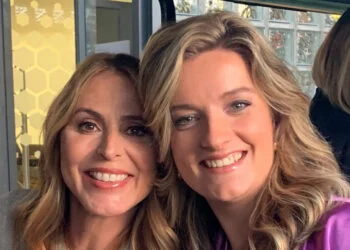 FOTO: Heleen van Royen en Merel Ek delen hele spontane foto bij ‘De Oranjezomer’