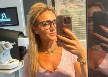 FOTO: Monique Westenberg verkleedt zich tot Mickey Mouse in Disneyland Parijs