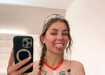 FOTO’S: Puck Moonen klust in de tuin in haar rode bikini