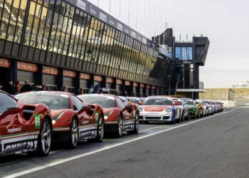 MANNENUITJE: Bij Bleekemolens Race Planet mag je met Ferrari’s en Lamborghini’s op het circuit rijden