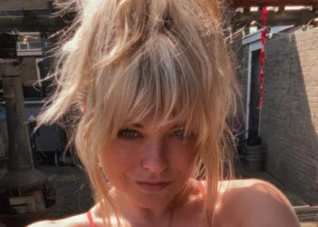 FOTO: Sylvana IJsselmijden geniet van de zon in een kleine rode bikini